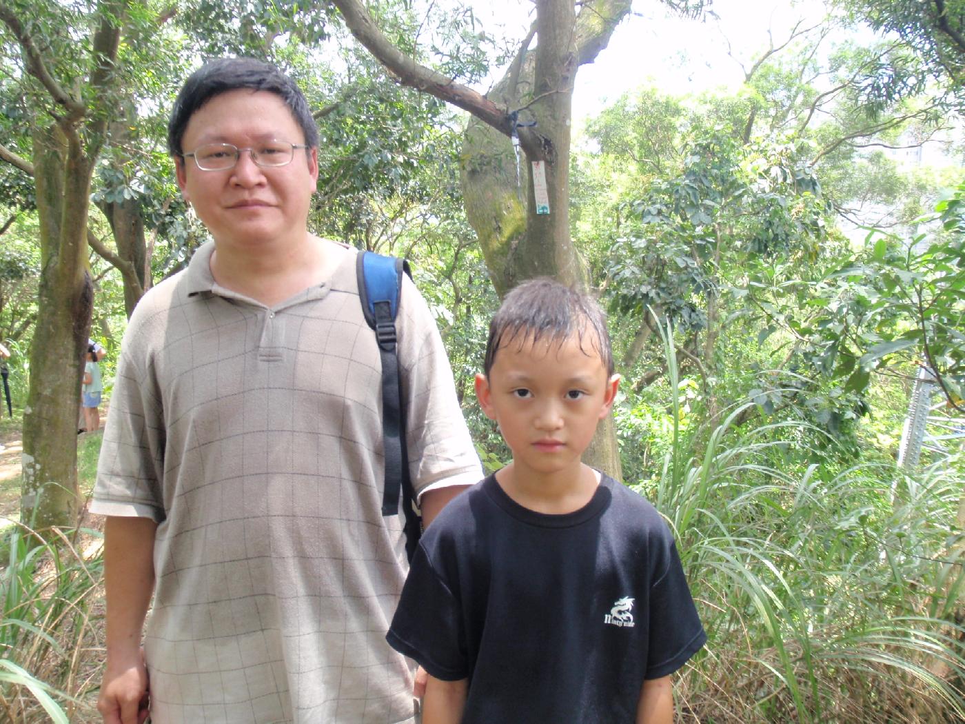 亮光及小朋友在軍功山基點合照