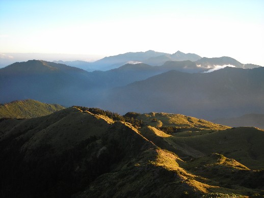 山山朝陽非秋色