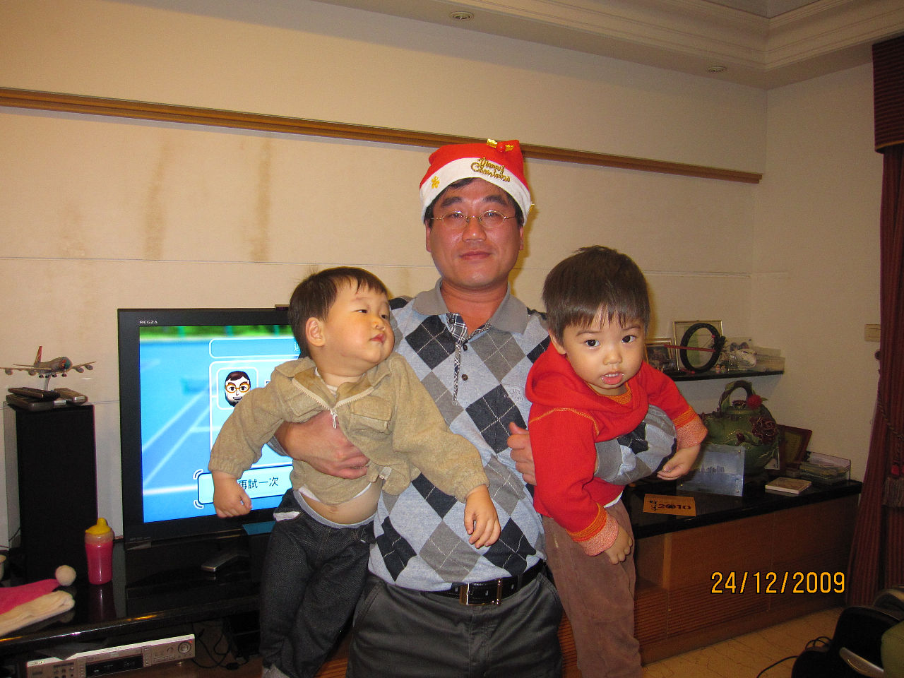 臨別秋波，聖誕老公公滿臉通紅地使出吃奶的力氣練習舉重!