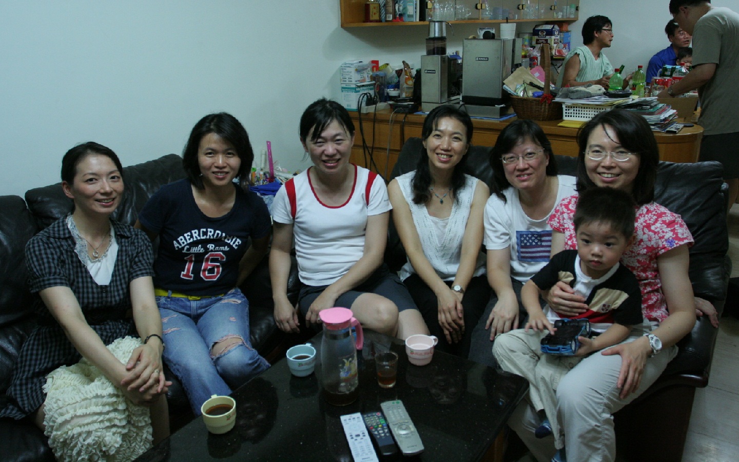 大嫂團 (於亮光家, 左起:小丰子妻, 蘇蓉婷, Molly, 佩琪, 花枝, 陳世明妻)