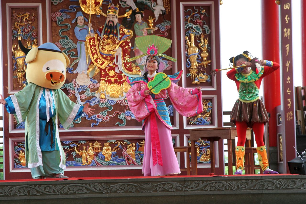 今天演出西遊記--牛魔王/鐵扇公主, 連大人都覺得粉有趣, 粉好看! ^^