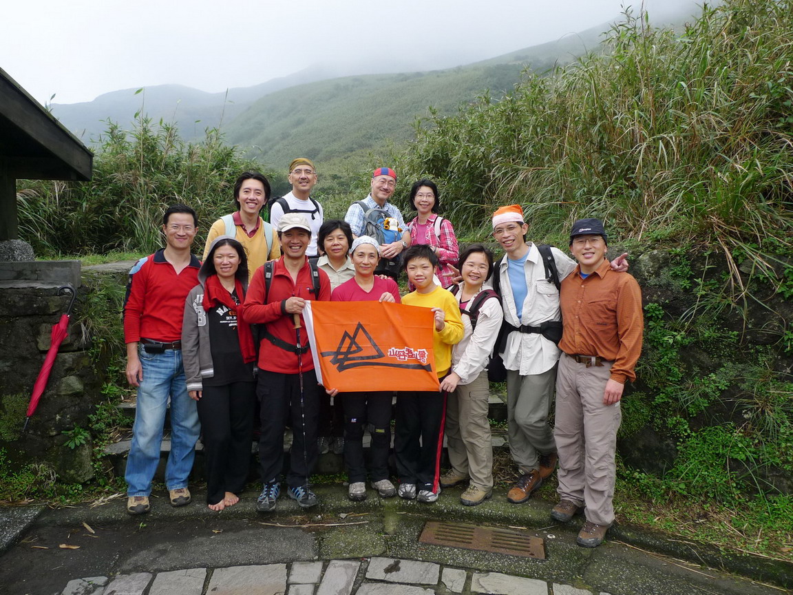 大夥決議走小油坑接中湖戰備道回冷水坑