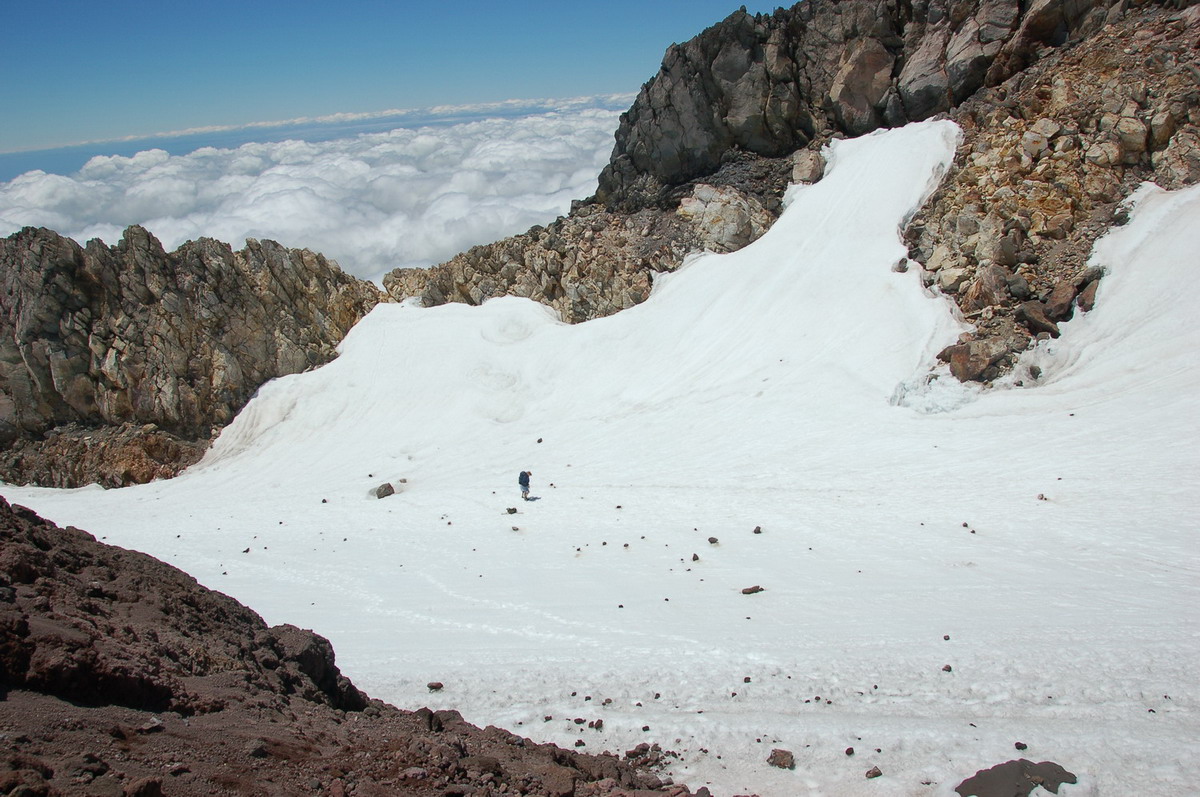 從岩峰下望火山口。