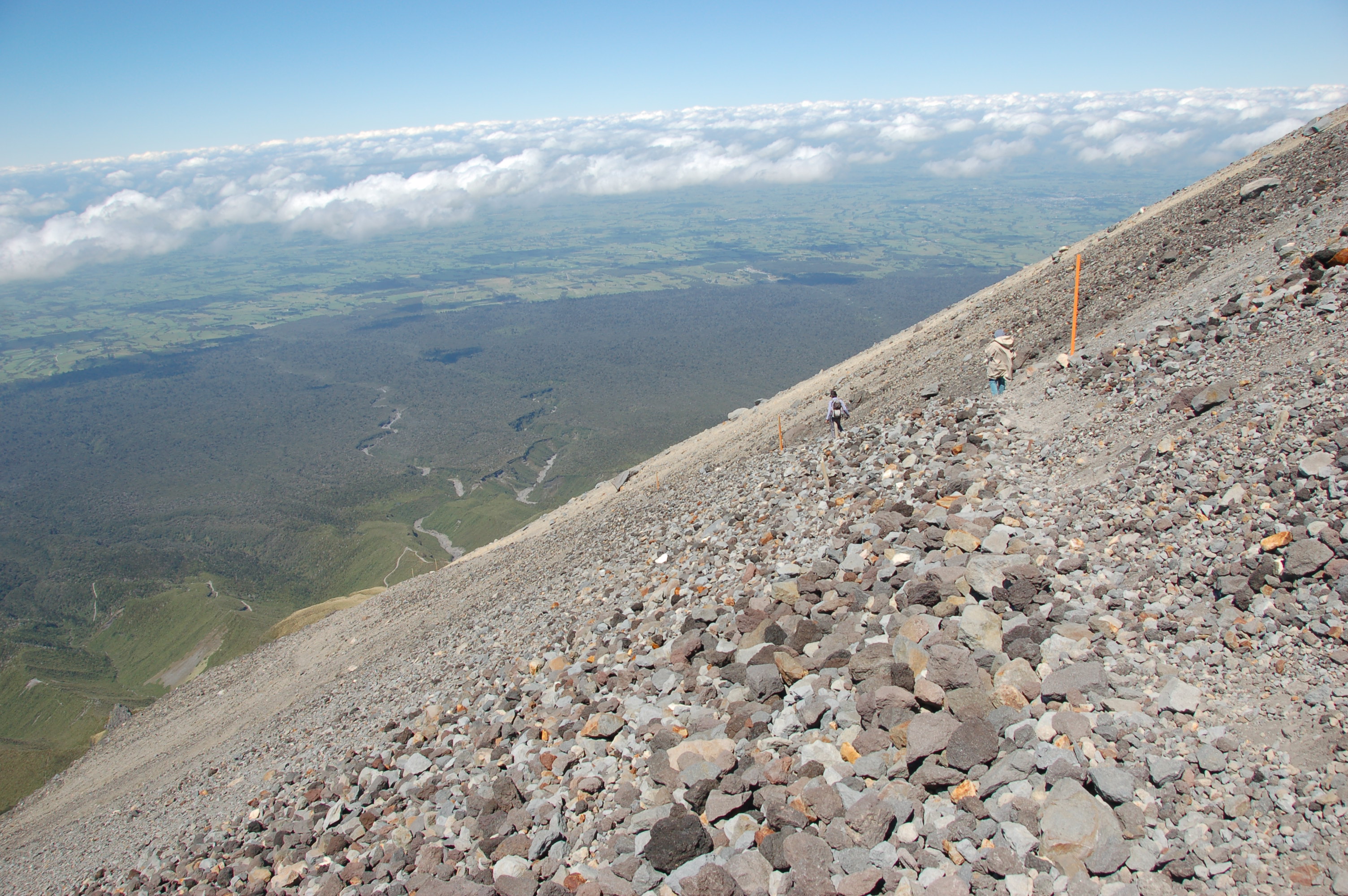 有700m高差的坡面覆滿了火山岩渣（scoria），很難著力。