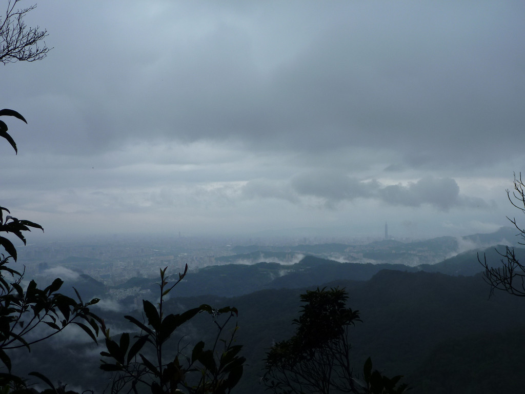 稜線上偶爾可看到台北全景，可惜這天氣...