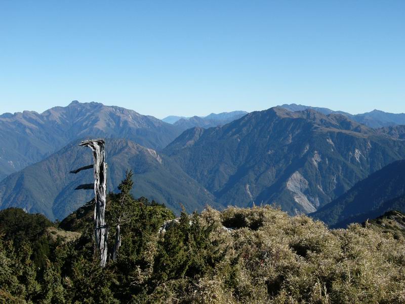 10. 左方的玉山和右方的雲峰