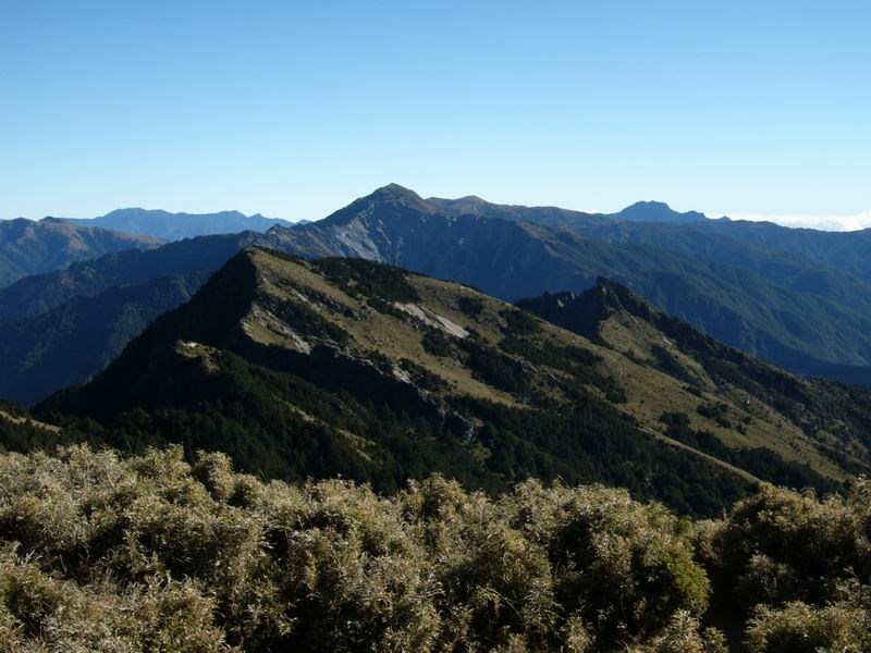 11. 前方是關山北峰中間是三叉山右後方是新康山