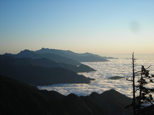 曦光千里朝雲平