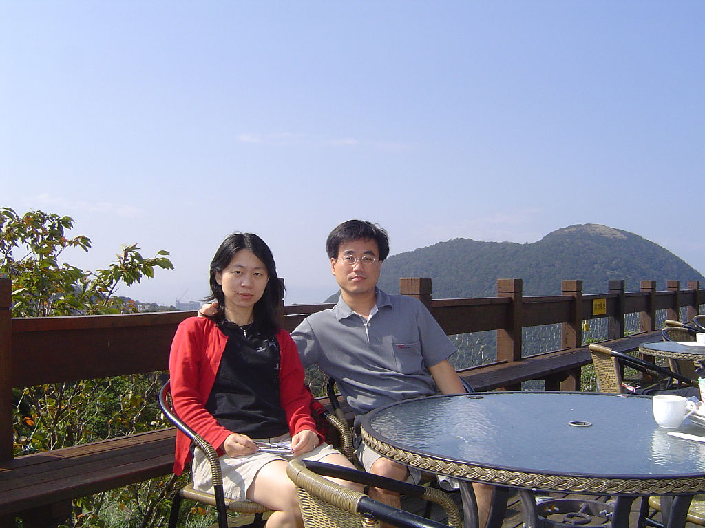 住宿小木屋, 隔日天氣大好, 別人拍夕陽, 我們來拍早晨^_^.  (與老婆大人合影)