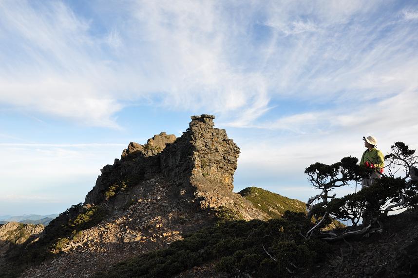 岩峰獨聳鎮天際