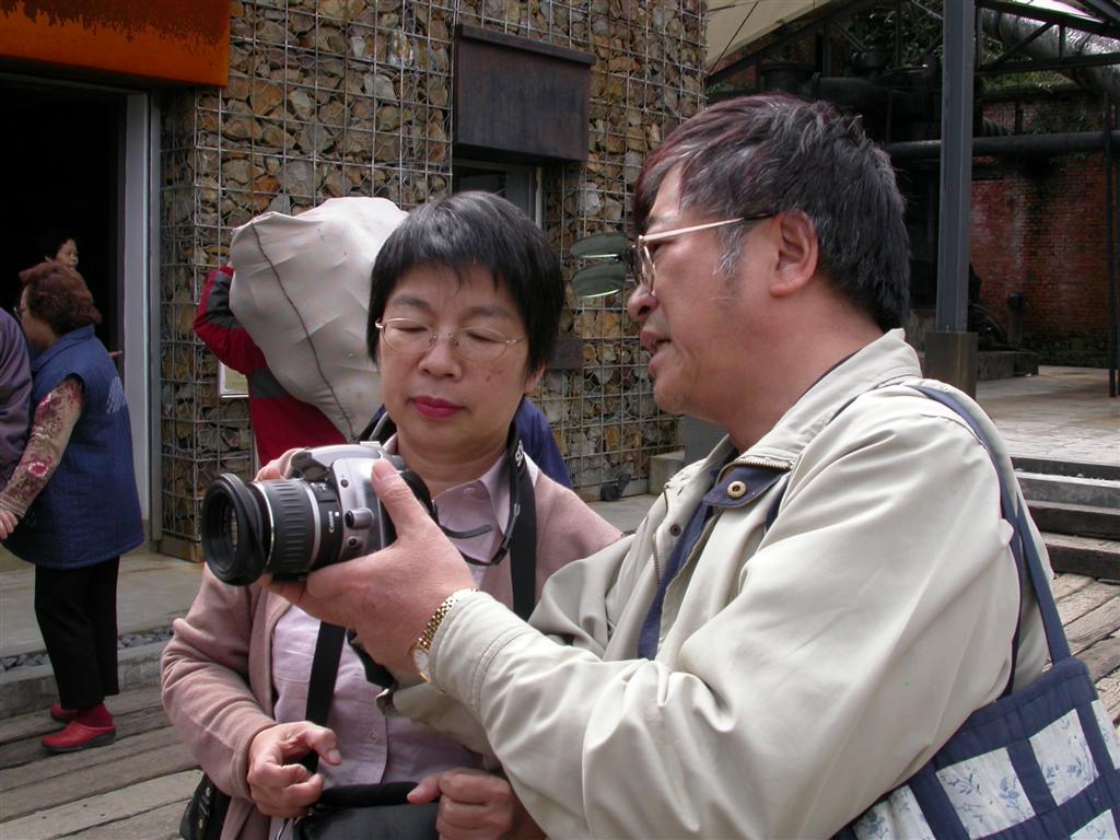 李老師最近報名攝影學會，要交功課了，那口子先給惡補一下：「鏡頭要看這裡啦！」