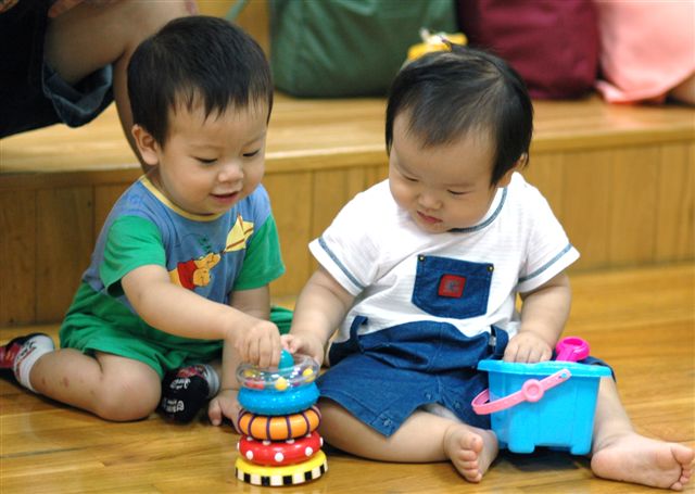 參加新竹地區母乳媽媽聚會時，和其他小朋友一起玩。