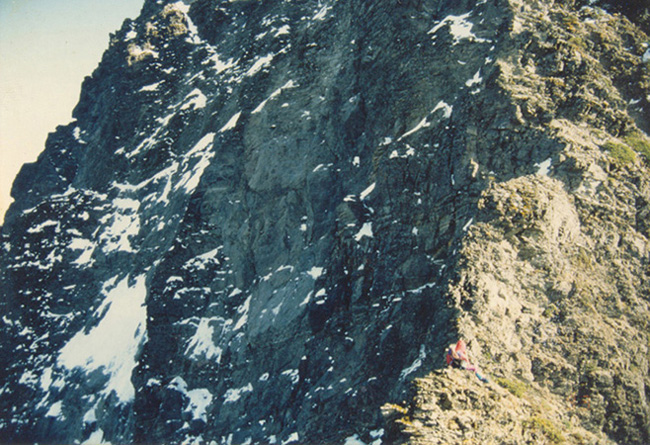 在北稜上(3510m), 可見東側(左側)岩質堅硬.西側(右側)岩質破碎. 圖左下角為北壁大雪坡.