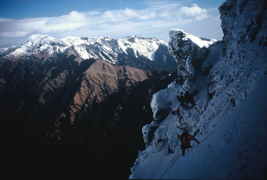 在大雪坡回望南湖大山(照片有點傾斜)
