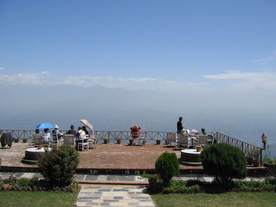 在世界屋脊的埡口Nagarkot， 有個180'雪山景色的旅館，名叫Nive Viwa（日光花園）日本人投資，景色絕美，可惜沒水沒電。四個「賭棍」創下用頭燈打麻將的紀錄：「慢著，不准胡，待我照一下！」