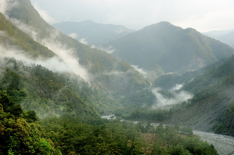 大分部落的河階地, 古道大致沿溪的左邊山腰緩上升腰繞至大水窟山.