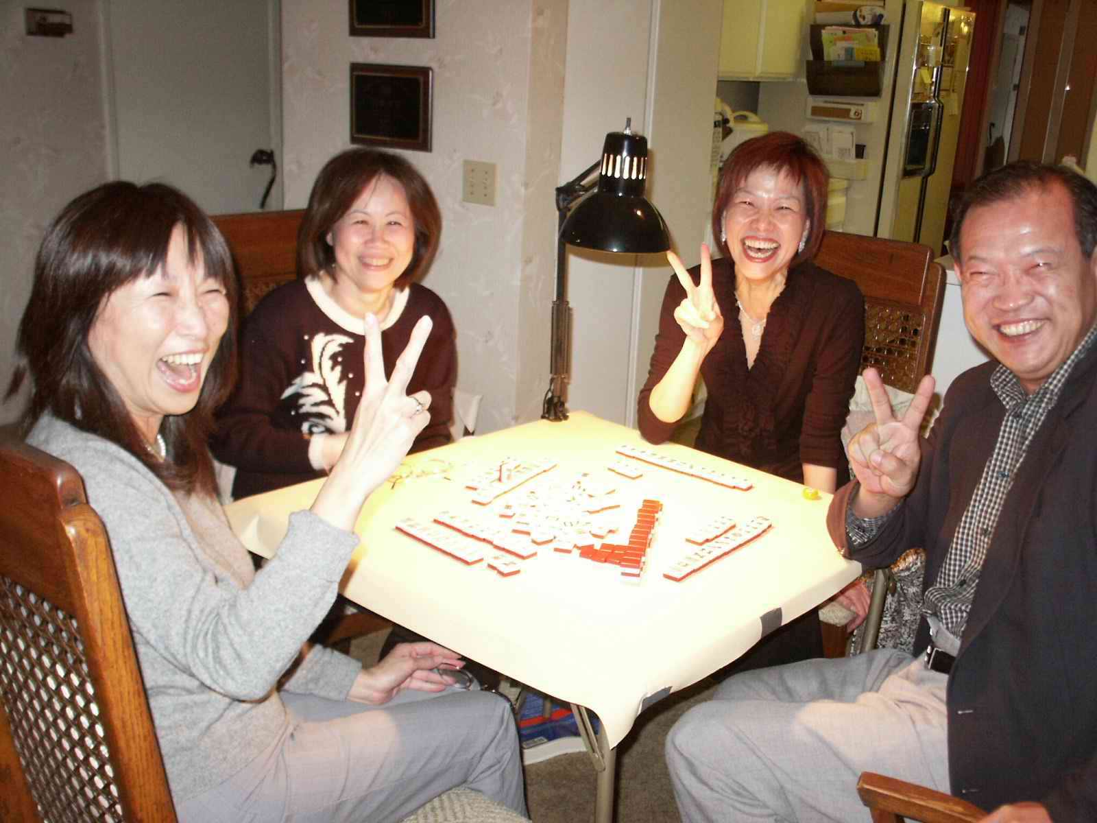 話說老周每次到了洛杉磯，時差還沒適應，就被那邊以逸待勞的伙伴們痛宰，這個歷史鏡頭的題目是「一炮三響」，至於是誰放炮，看看誰笑得最尷尬就知道了。(攝於2003.11.22)