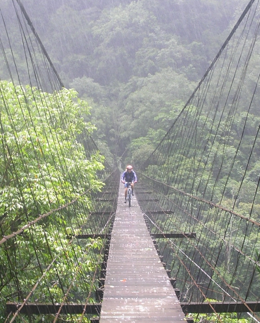 暴雨過橋