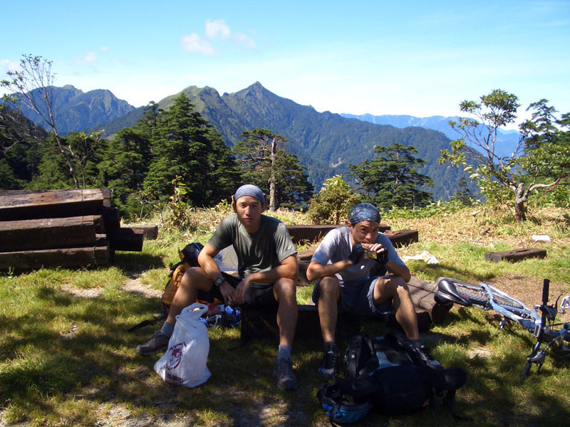天池山莊前小憩, 慶宗(左).世宇(右). 背景是能高主峰(中).能高南峰(左)