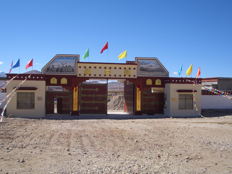 位於西藏羊八井(4300m)的高山訓練基地(明年會完工), 周圍有許多6000m級山峰.