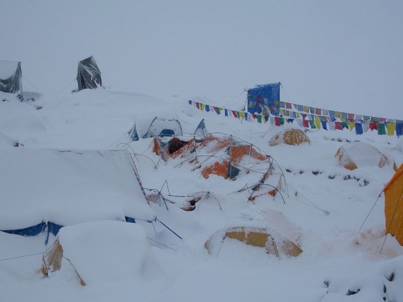在前進營, 一夜大雪把大帳蓬(在照片中央)壓垮了, 而小帳蓬也快被雪埋住了.