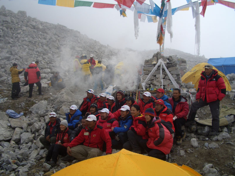 友隊--北京極度體驗營隊. 中間留鬍子的是王勇峰, 現為中國登山隊隊長, 曾完成七大洲七頂峰攀登.