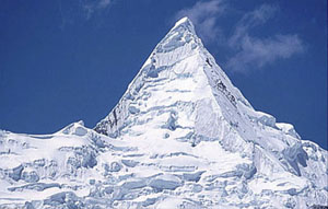 Alpamayo, 西北面是尖峻的三角形. 原始圖片在網頁http://www.weltbilder.cc/details.php?image_id=96&sessionid=d849e8096920c88a78660a489f225b46