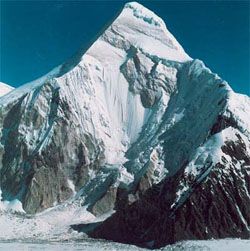 Khan Tengri. 原始圖片在網頁http://www.adventurepeaks.com/expeditions/khan.htm