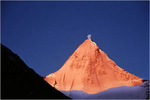 央邁勇峰. 原始圖片在網頁http://www.cate66.com/Html/lyxl/2005-11/24/20051124214550566.html