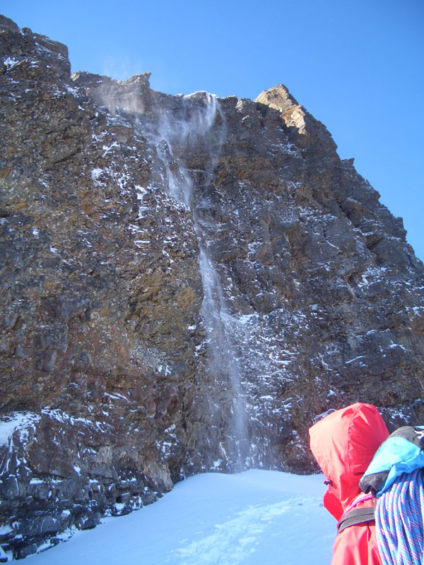 玉山北壁一號溝底出現雪瀑, 高約30公尺.