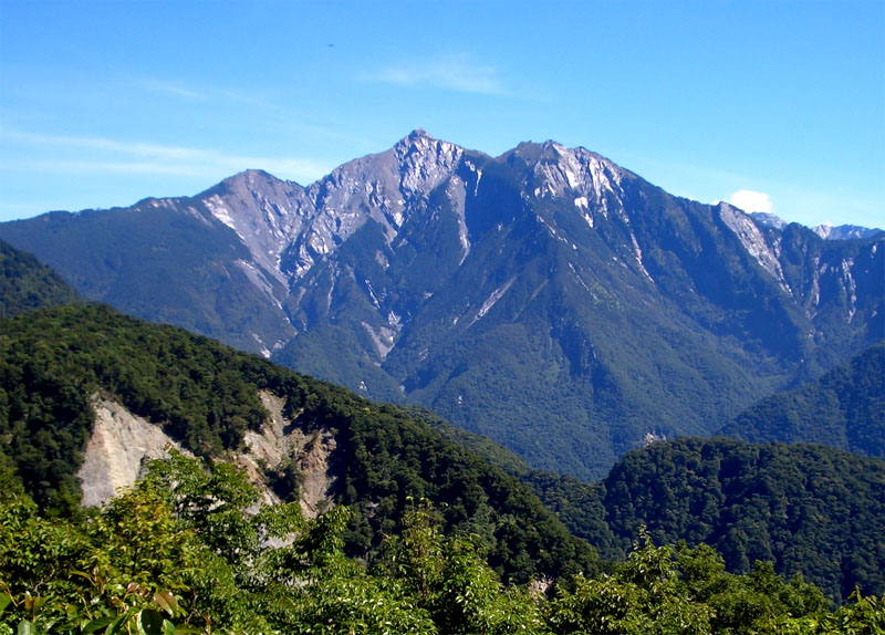 中央尖山南側, 主峰居中, 東.西峰分列兩旁