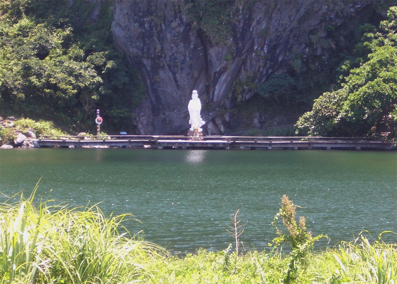 龜尾湖的佛像