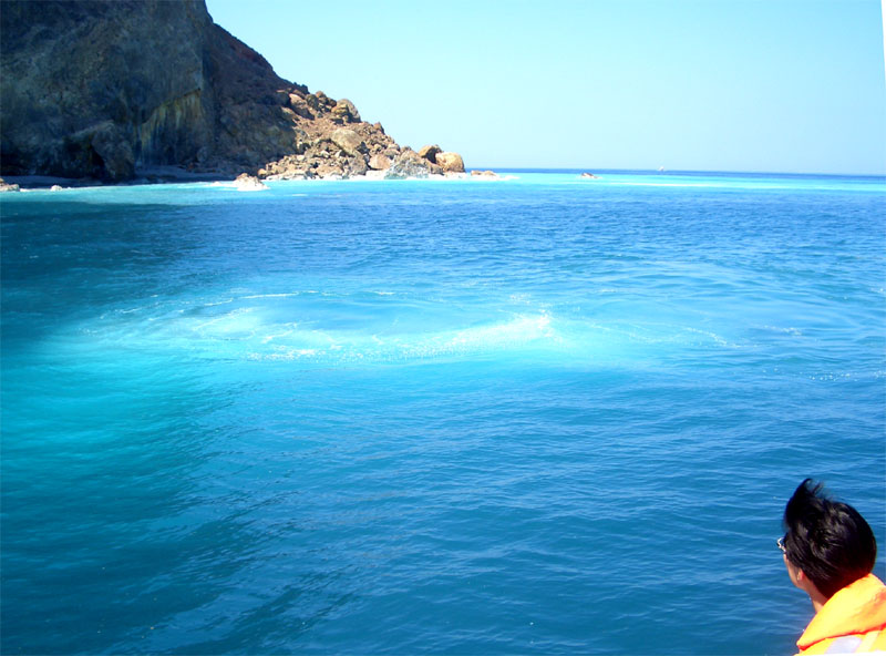 海底溫泉湧出海面