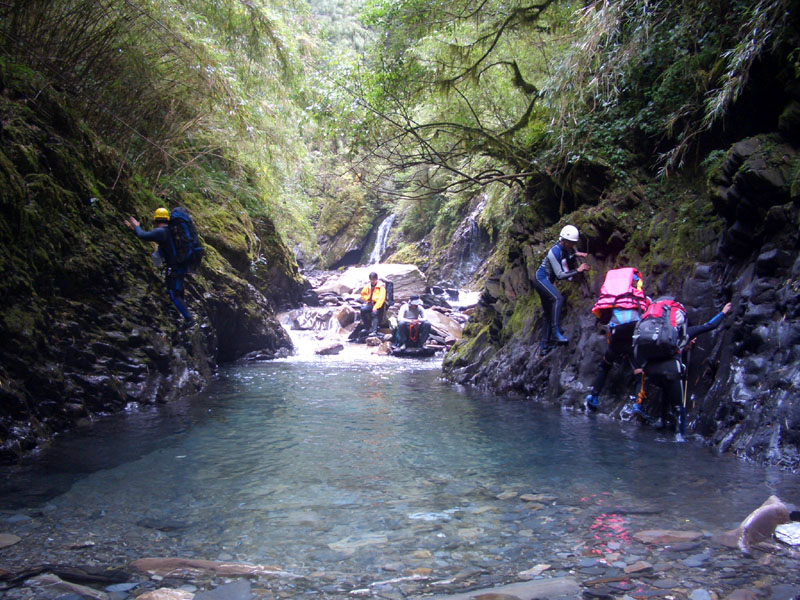 爬岩橫渡過峽潭