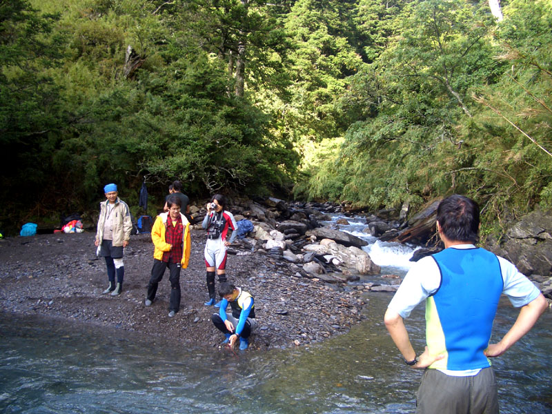 主流.支流的匯流口(2710m)有一沙石灘. 阿佑拿溫度計量水溫.