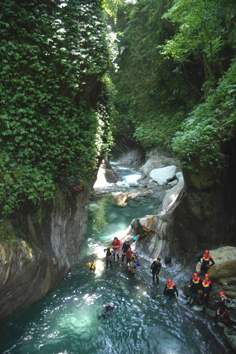 峽谷風光(華德魯 攝)