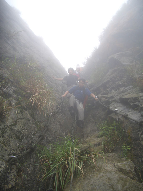 從半屏山下山時, 經過一段陡岩溝.