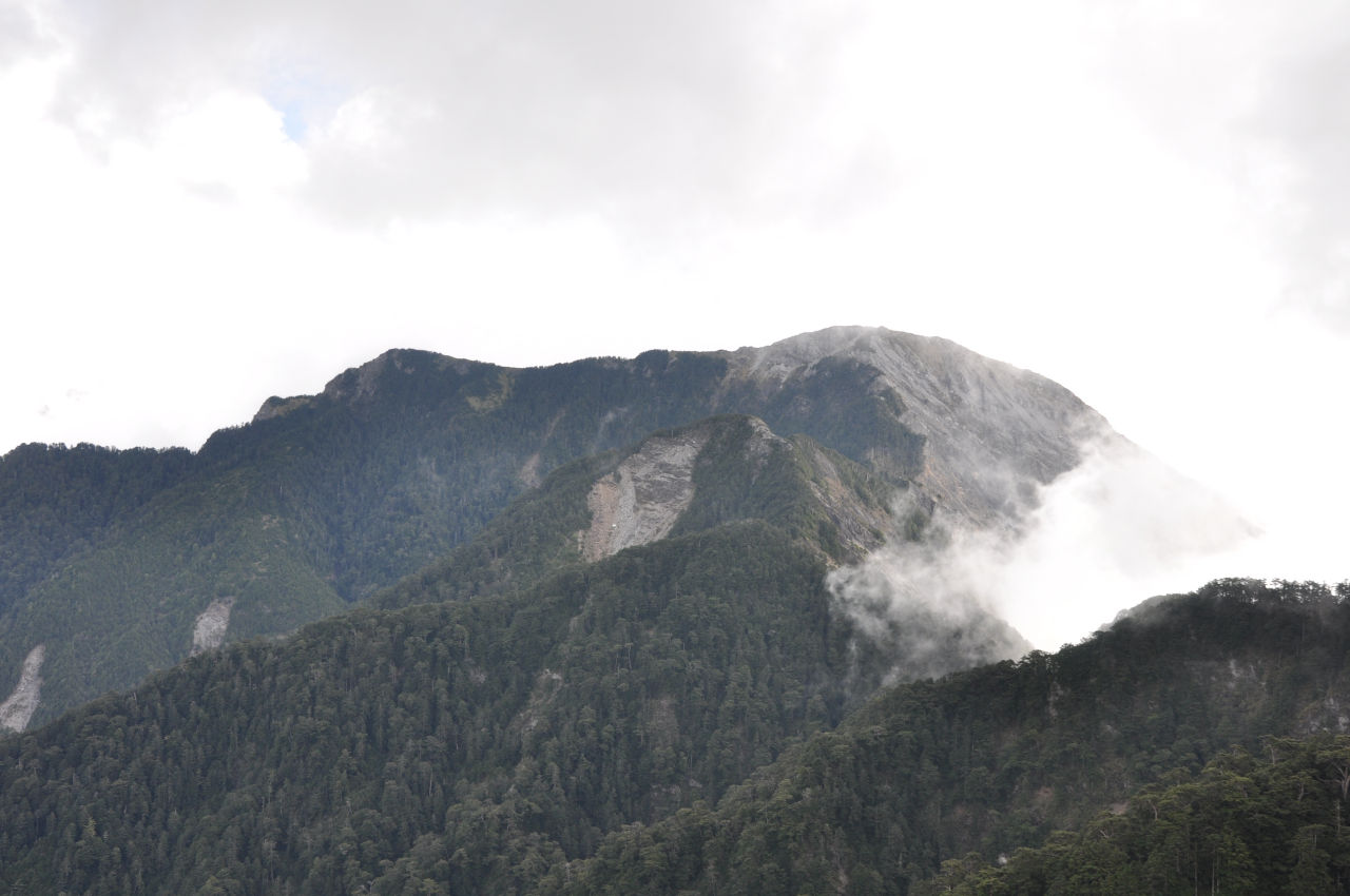 重崖峭立無明山