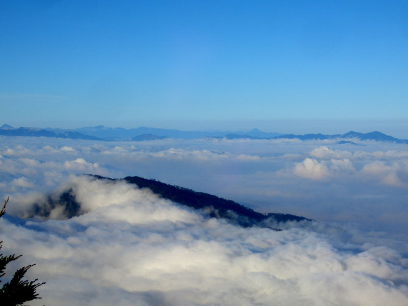 往北望去, 三千公尺級高山綿延在雲海上. 近處是霧頭山(2740m), 有時會被雲海的浪給淹沒.