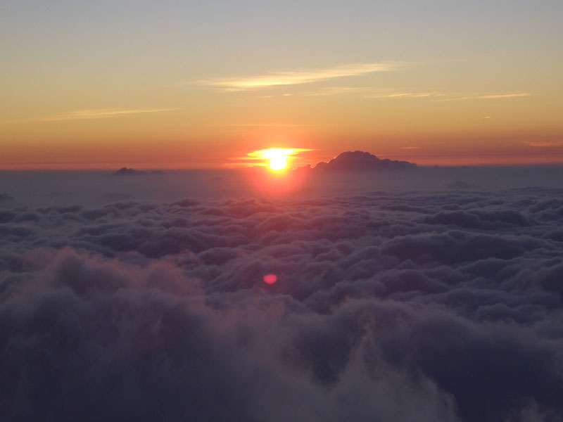即將落下雲海的夕陽