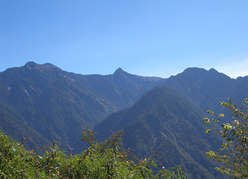 中間的尖峰是玉山主峰, 左側為北峰, 右側為西峰.