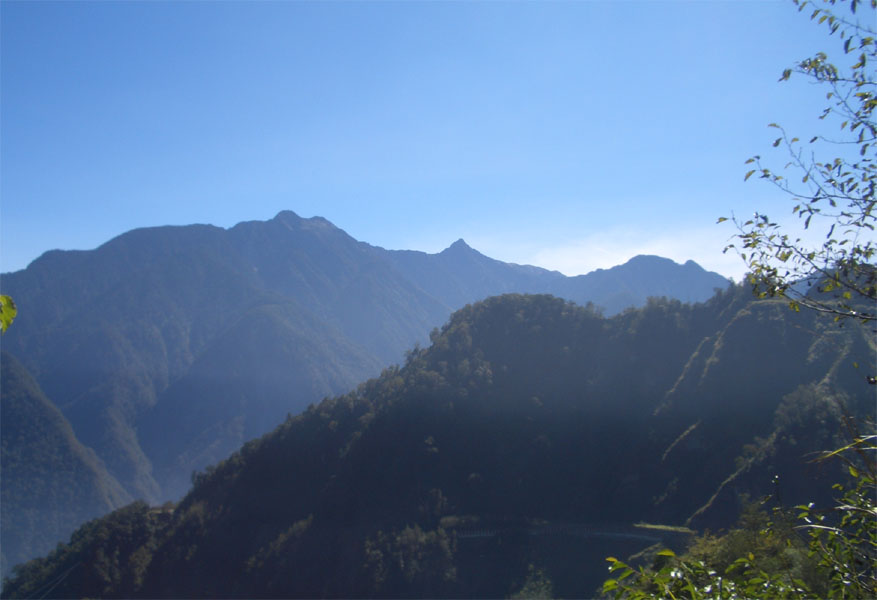 由這個角度看, 主峰比北峰矮一點.