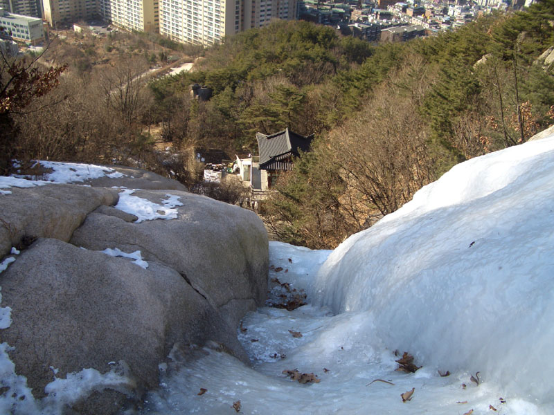 在瀑頂可望見鏡水寺及下方的市區