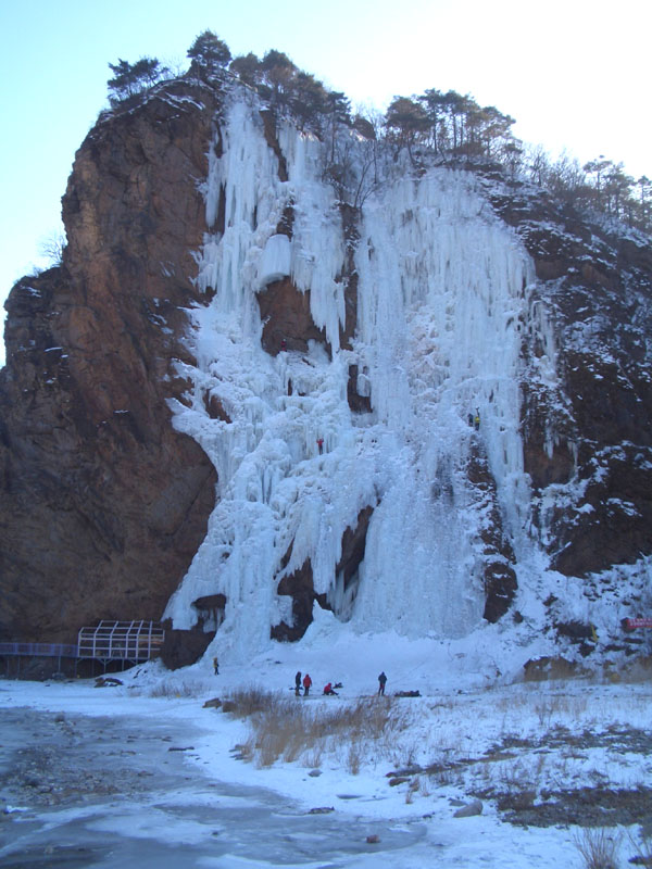 Maibawi人工冰瀑, 在河邊.