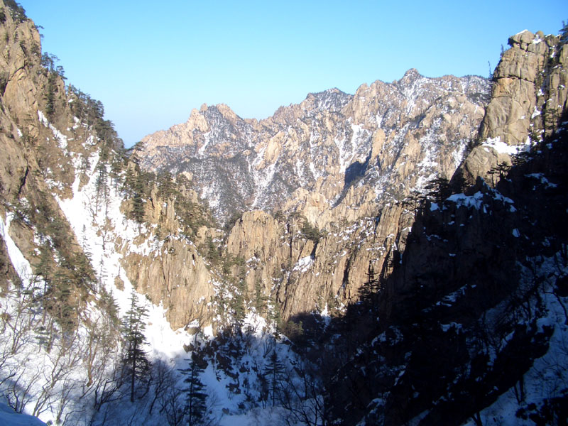 在瀑頂可展望雪嶽山景