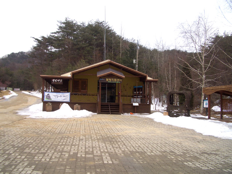 月岳山國家公園遊客中心, 和台灣的有點像. 為避免冬天積雪阻擋出入, 屋子的地面架高約一公尺.