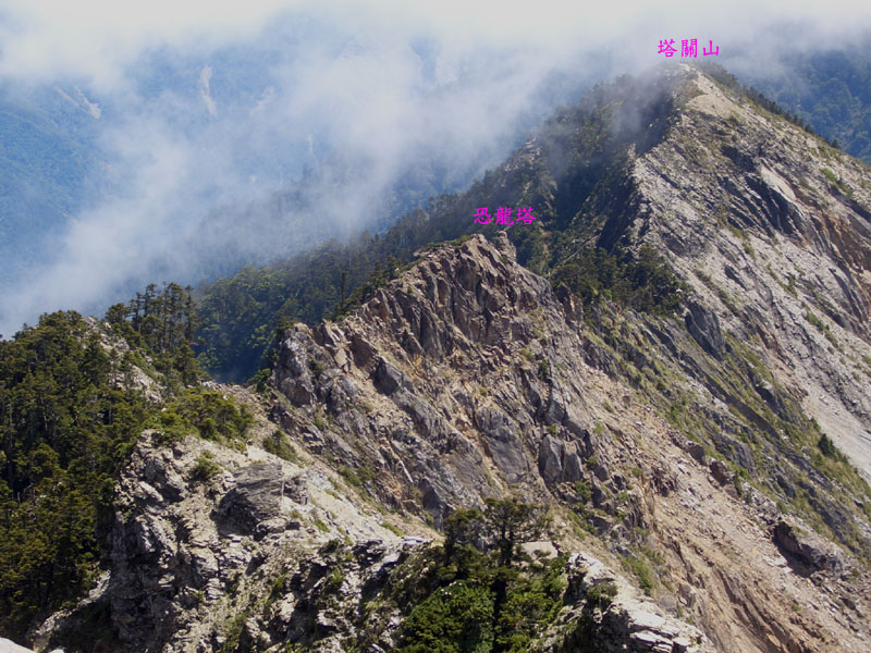 由鷹仔嘴山附近, 向北望關山斷崖