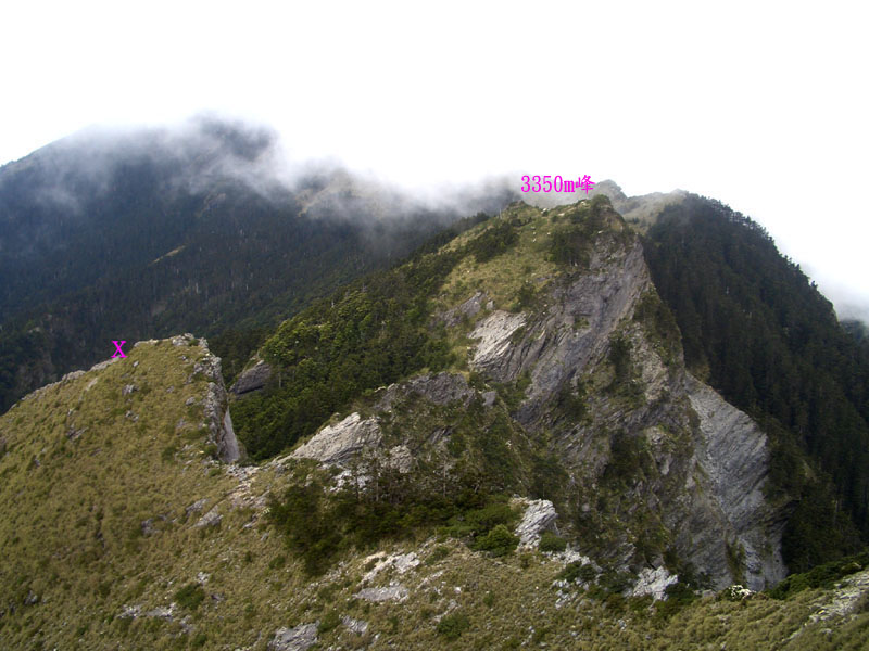 關山北峰西側斷稜處(由東往西望), x為10m岩溝頂部