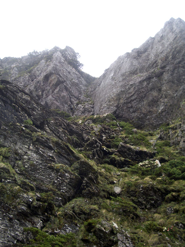 關山北峰西側斷稜, 10m岩溝