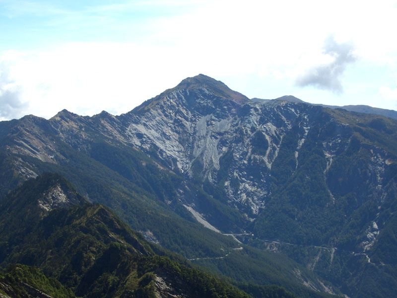 向北可見向陽山大崩壁